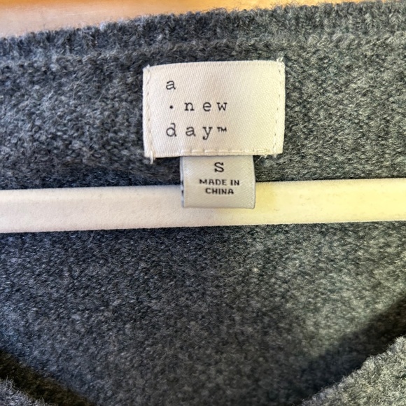 a‎ new day Sweater V-Neck Gray Pullover Women's Size Small - Picture 3 of 5